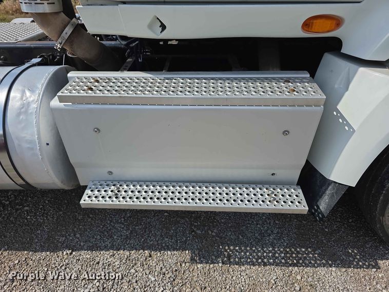 image for item FH6167 2016 International LF687 semi truck