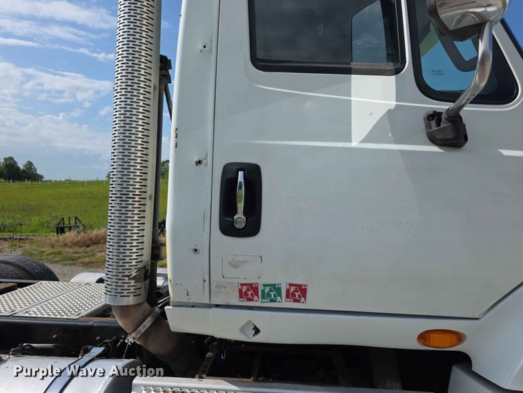 image for item FH6167 2016 International LF687 semi truck