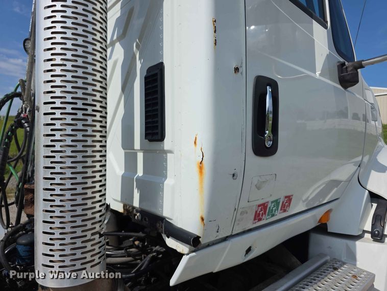 image for item FH6167 2016 International LF687 semi truck