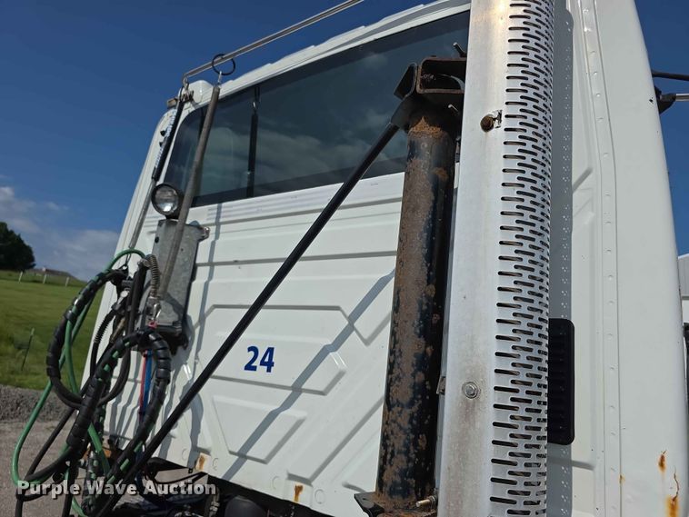 image for item FH6167 2016 International LF687 semi truck