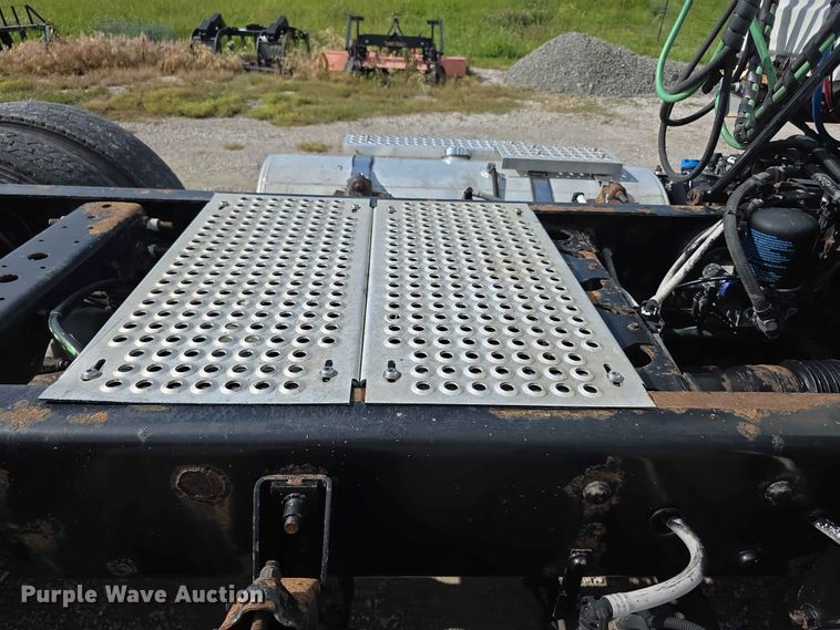 image for item FH6167 2016 International LF687 semi truck
