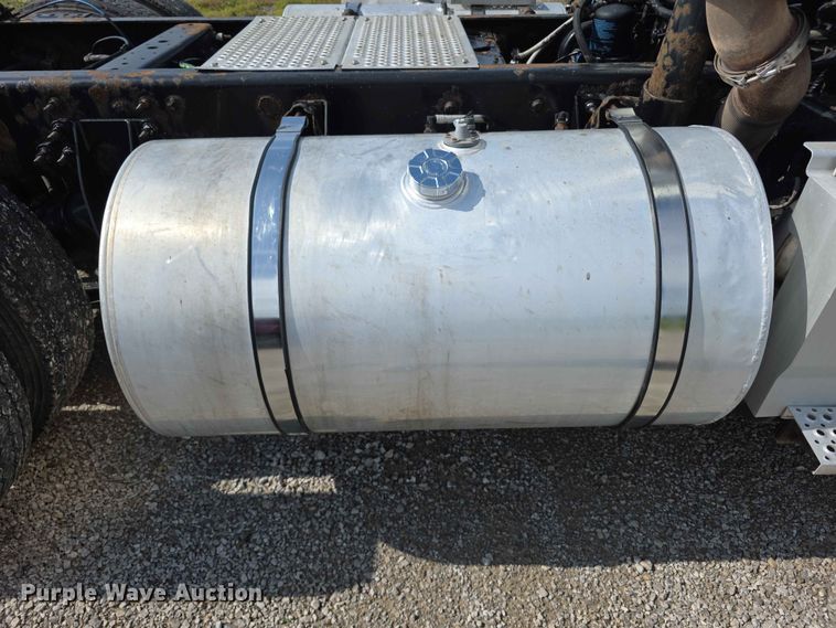 image for item FH6167 2016 International LF687 semi truck