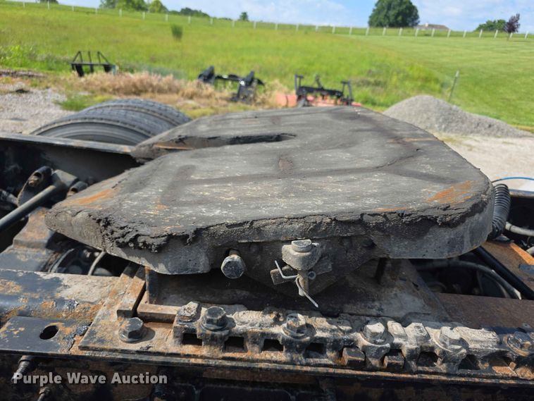 image for item FH6167 2016 International LF687 semi truck