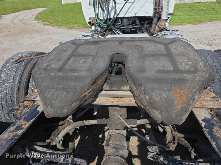 image for item FH6167 2016 International LF687 semi truck