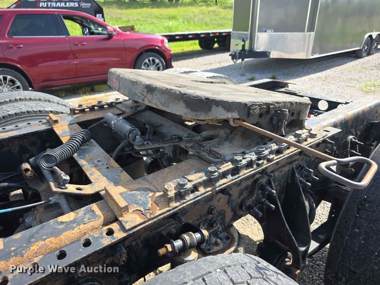 image for item FH6167 2016 International LF687 semi truck