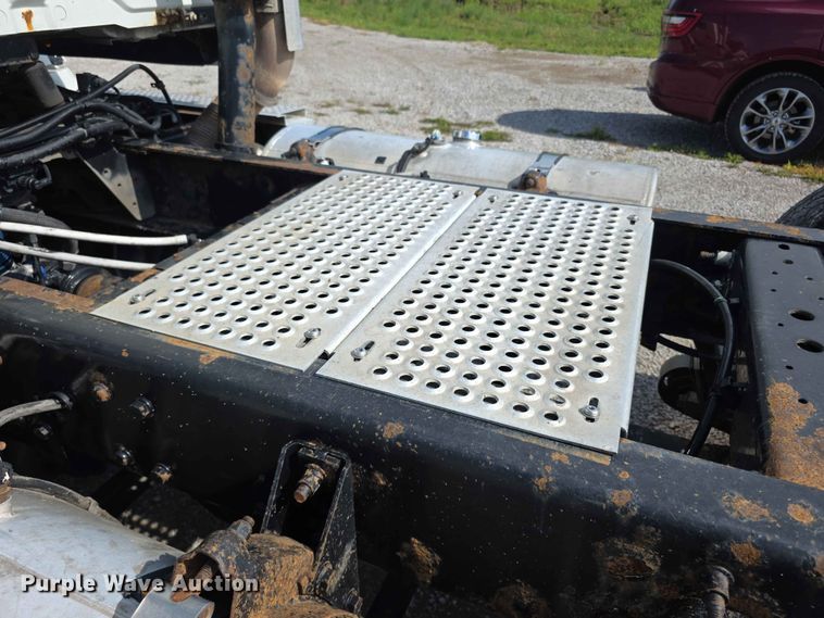 image for item FH6167 2016 International LF687 semi truck