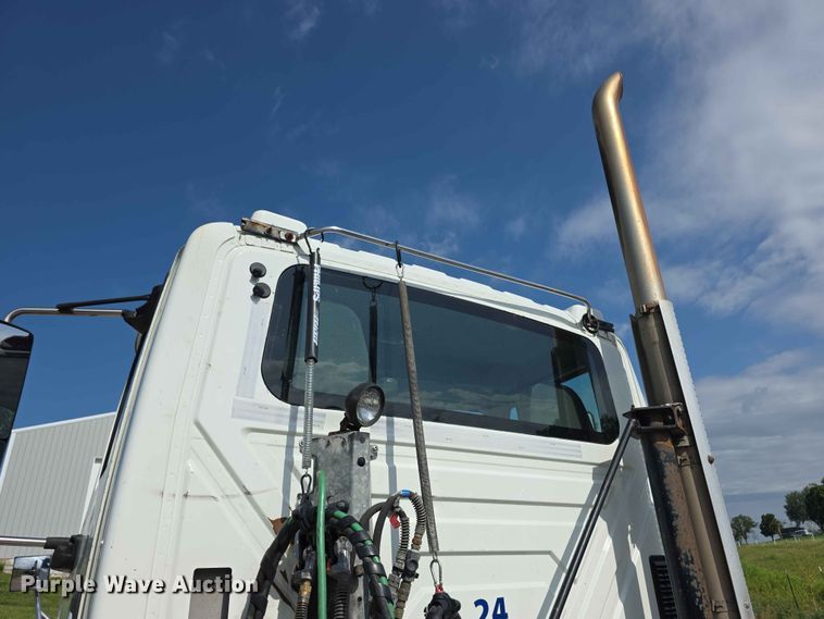 image for item FH6167 2016 International LF687 semi truck