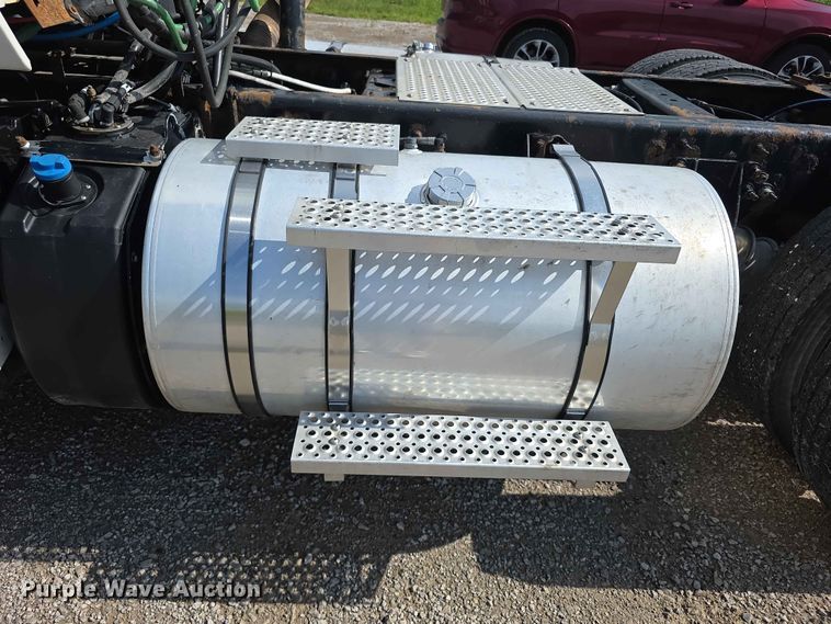 image for item FH6167 2016 International LF687 semi truck