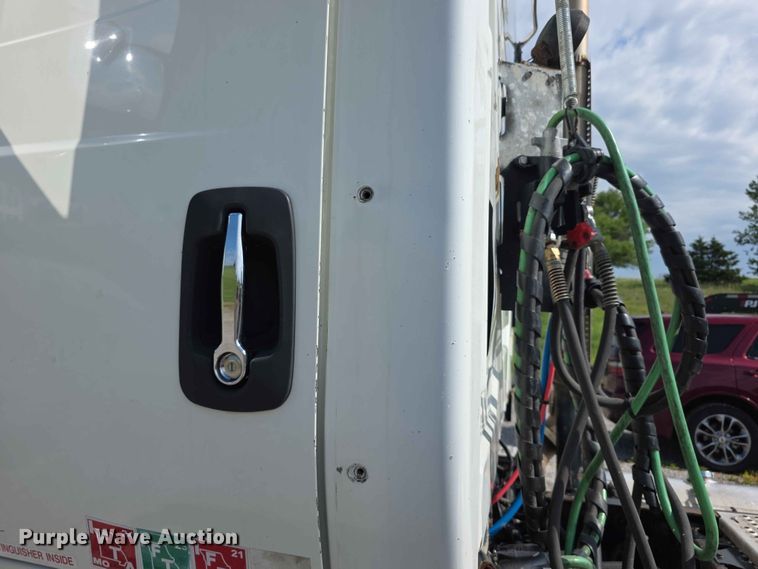 image for item FH6167 2016 International LF687 semi truck