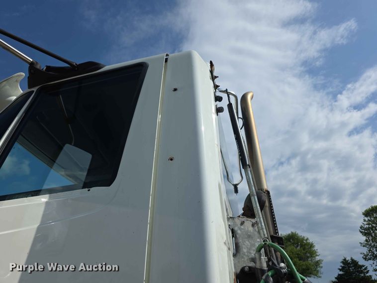 image for item FH6167 2016 International LF687 semi truck