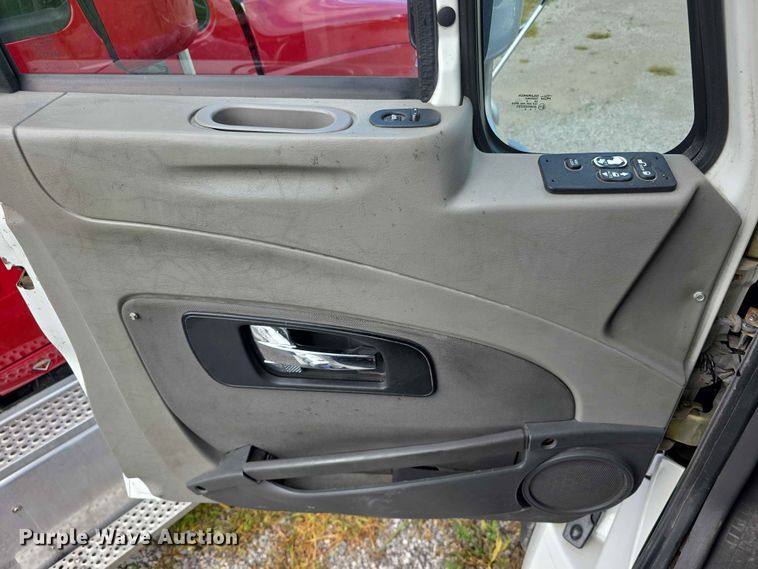 image for item FH6167 2016 International LF687 semi truck