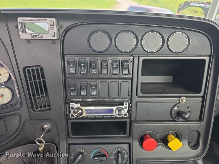 image for item FH6167 2016 International LF687 semi truck