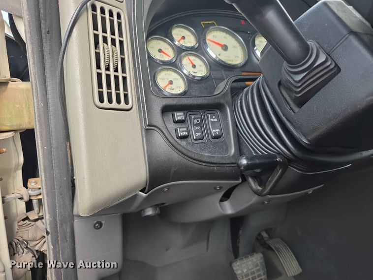 image for item FH6167 2016 International LF687 semi truck