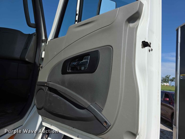 image for item FH6167 2016 International LF687 semi truck