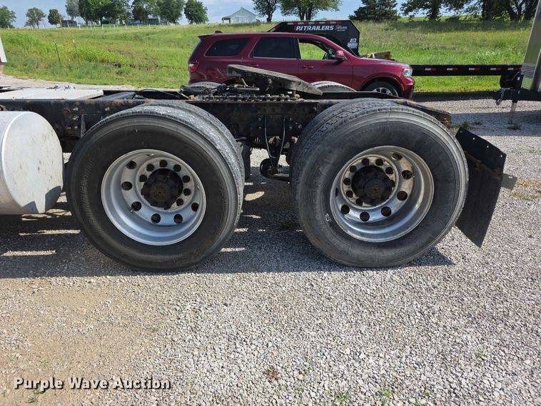 image for item FH6167 2016 International LF687 semi truck