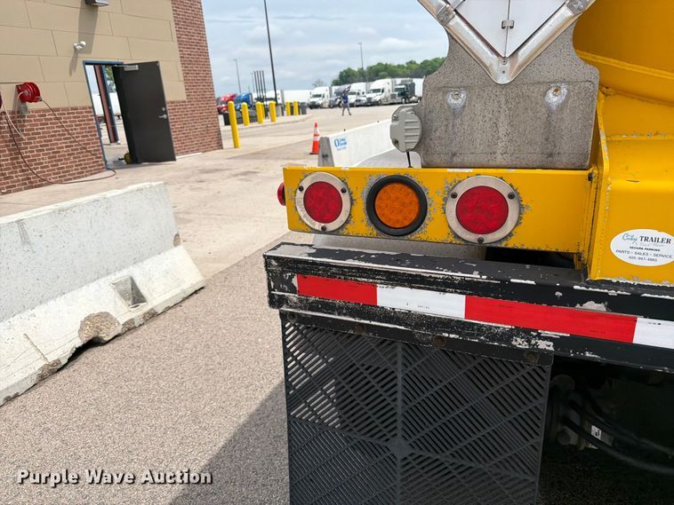 image for item FK0213 2013 Beall trailers BAST-97-3-DC fuel trailer