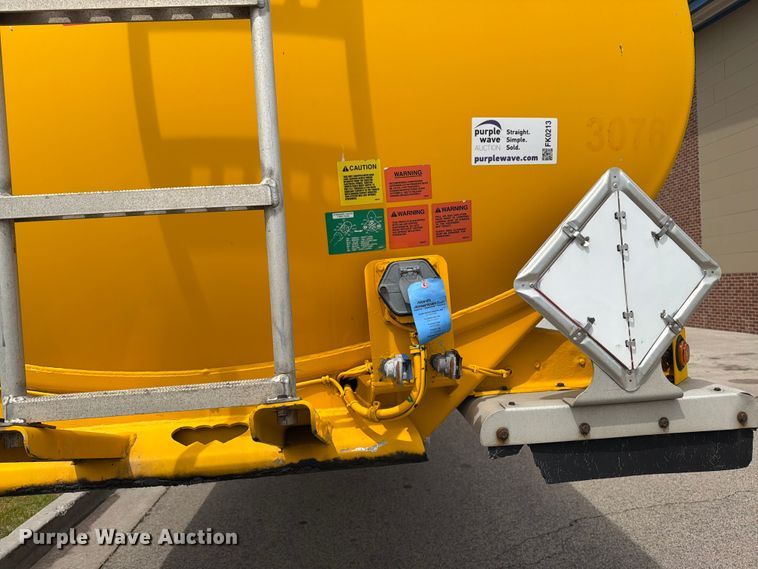 image for item FK0213 2013 Beall trailers BAST-97-3-DC fuel trailer
