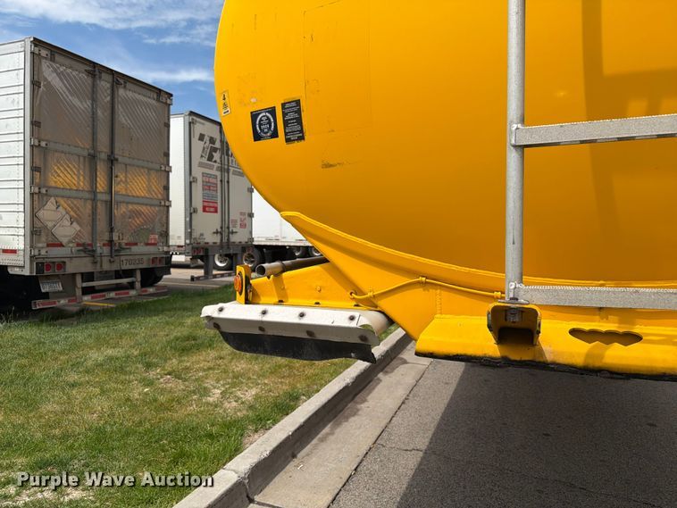 image for item FK0213 2013 Beall trailers BAST-97-3-DC fuel trailer