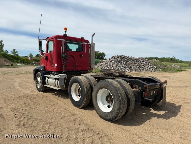 image for item FK0216 2007 International 9200i semi truck