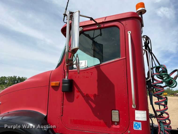 image for item FK0216 2007 International 9200i semi truck