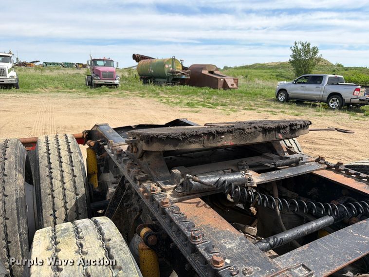 image for item FK0216 2007 International 9200i semi truck