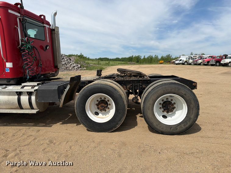 image for item FK0216 2007 International 9200i semi truck