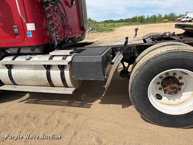 image for item FK0216 2007 International 9200i semi truck