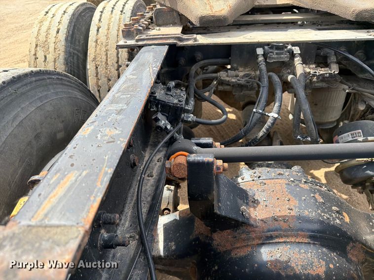 image for item FK0216 2007 International 9200i semi truck