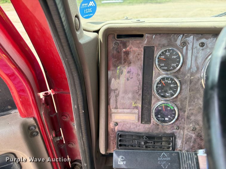image for item FK0216 2007 International 9200i semi truck