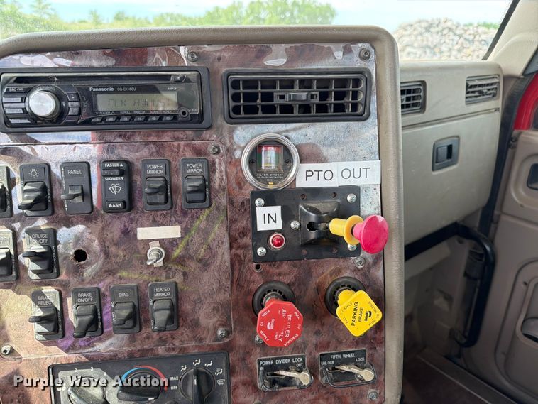 image for item FK0216 2007 International 9200i semi truck
