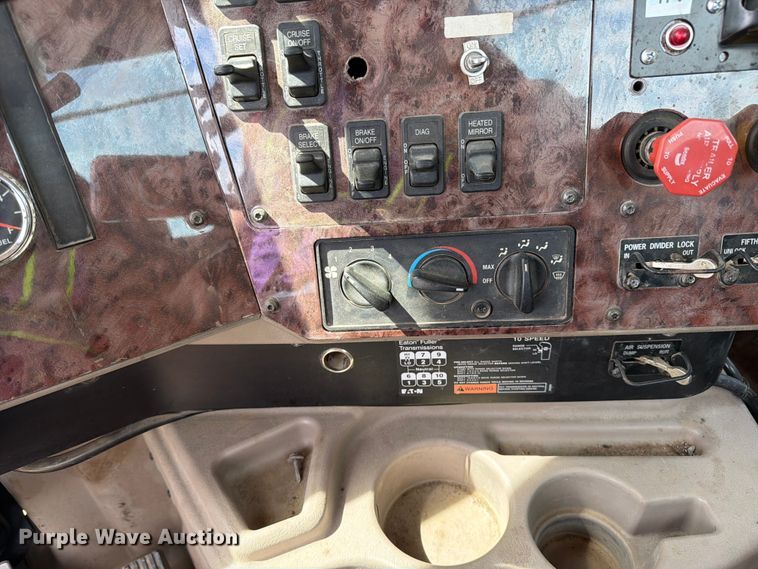image for item FK0216 2007 International 9200i semi truck