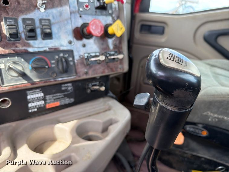 image for item FK0216 2007 International 9200i semi truck