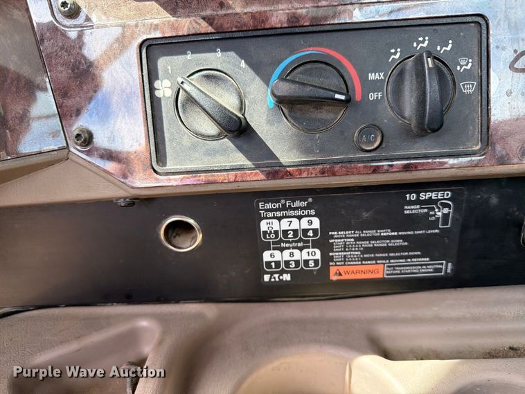 image for item FK0216 2007 International 9200i semi truck
