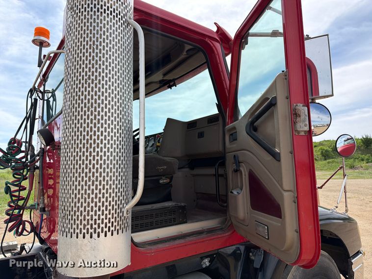 image for item FK0216 2007 International 9200i semi truck