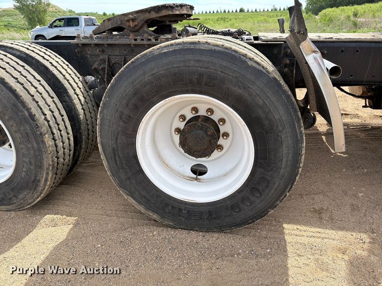 image for item FK0216 2007 International 9200i semi truck