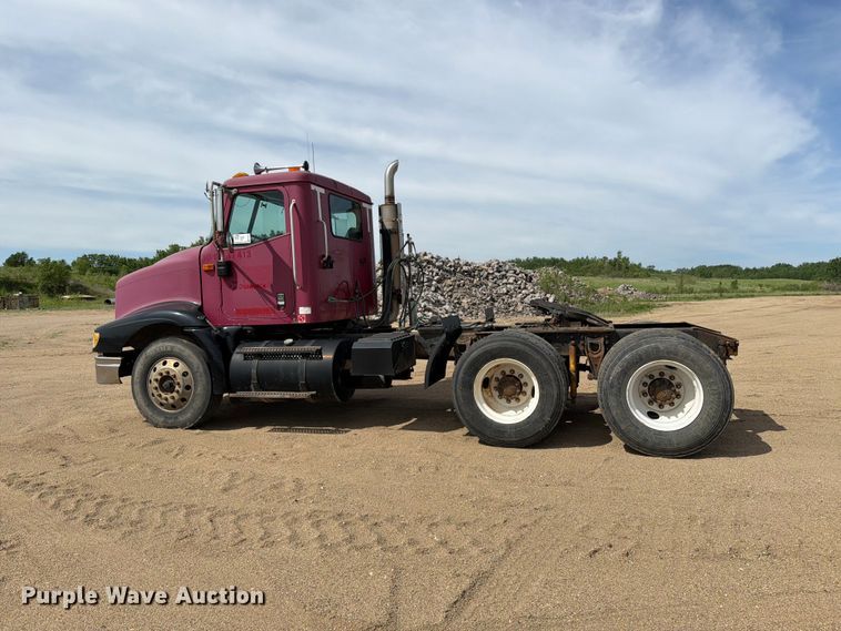 image for item FK0217 2001 International 9100i semi truck