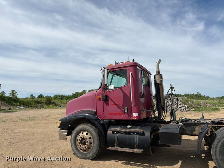 image for item FK0217 2001 International 9100i semi truck