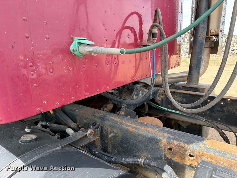 image for item FK0217 2001 International 9100i semi truck