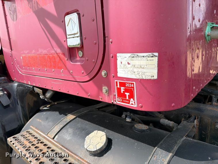 image for item FK0217 2001 International 9100i semi truck