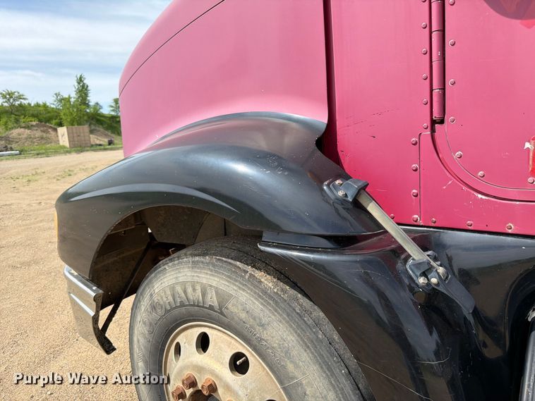 image for item FK0217 2001 International 9100i semi truck