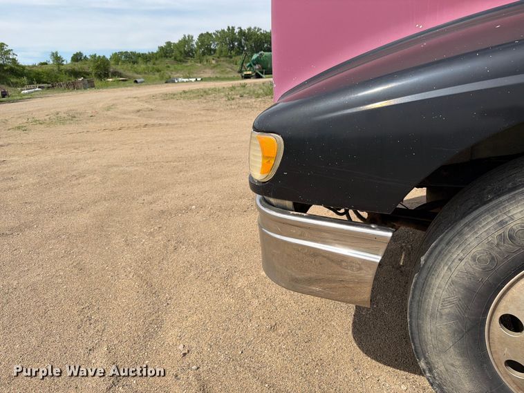 image for item FK0217 2001 International 9100i semi truck