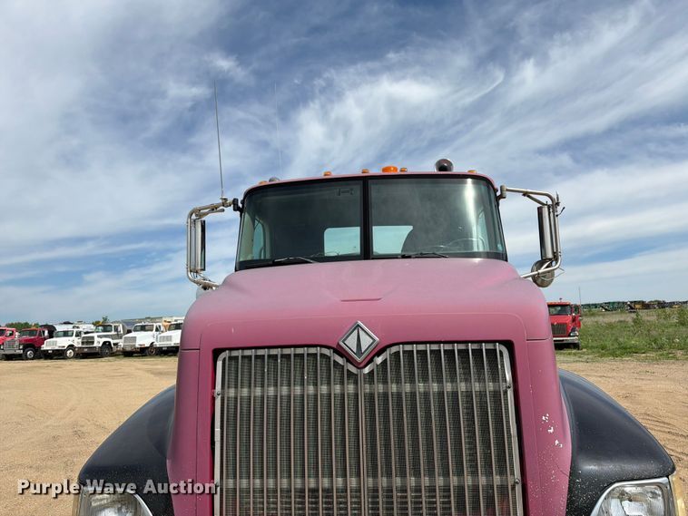 image for item FK0217 2001 International 9100i semi truck