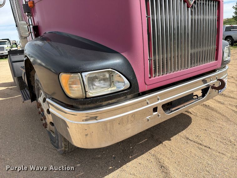 image for item FK0217 2001 International 9100i semi truck