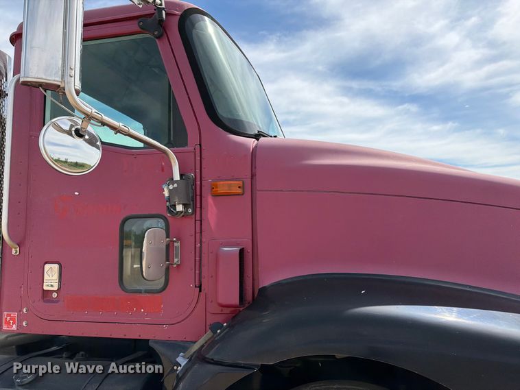 image for item FK0217 2001 International 9100i semi truck