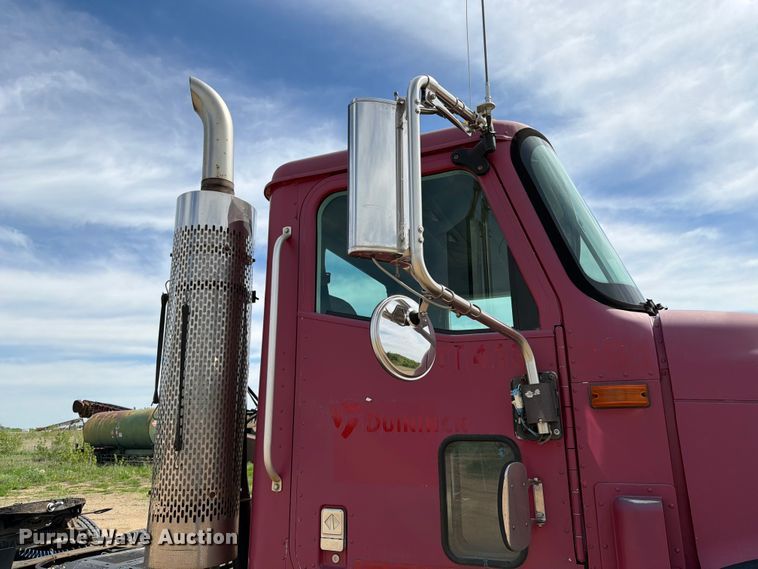 image for item FK0217 2001 International 9100i semi truck