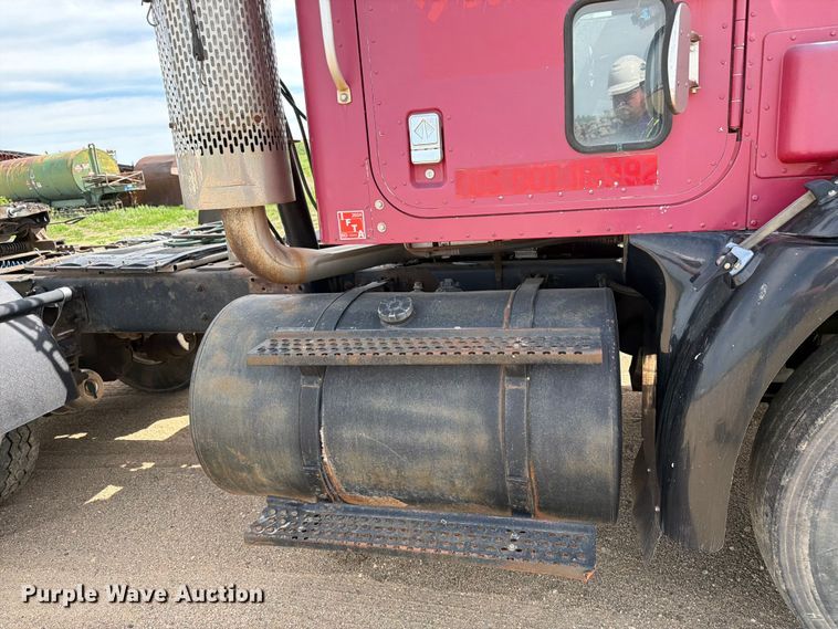 image for item FK0217 2001 International 9100i semi truck
