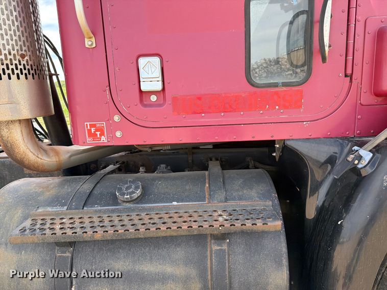 image for item FK0217 2001 International 9100i semi truck