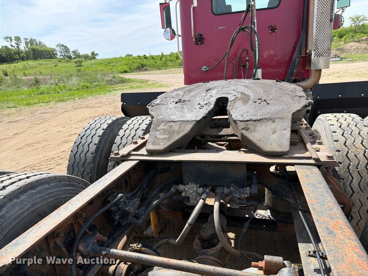 image for item FK0217 2001 International 9100i semi truck