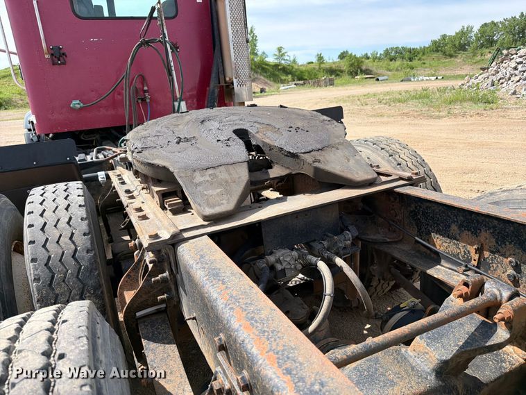image for item FK0217 2001 International 9100i semi truck
