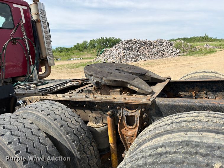 image for item FK0217 2001 International 9100i semi truck